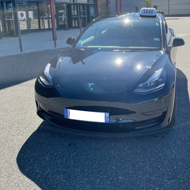 Devant de la Tesla utilisée par Assistance Taxi Sud-Gironde lors des courses.