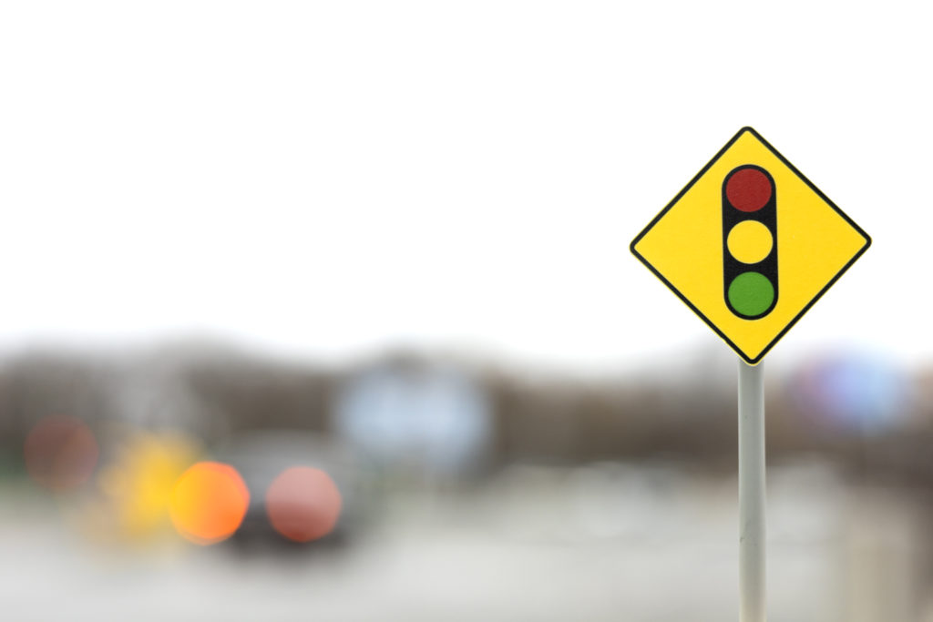 Panneau de signalisation en bordure de route, connotant la réglementation.