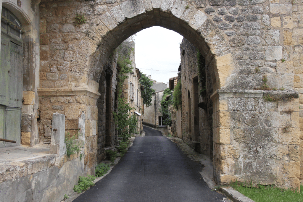 Une rue de Saint-Macaire, témoignant de son patrimoine historique, une ville dans laquelle Assistance Taxi Sud-Gironde vous conduit.