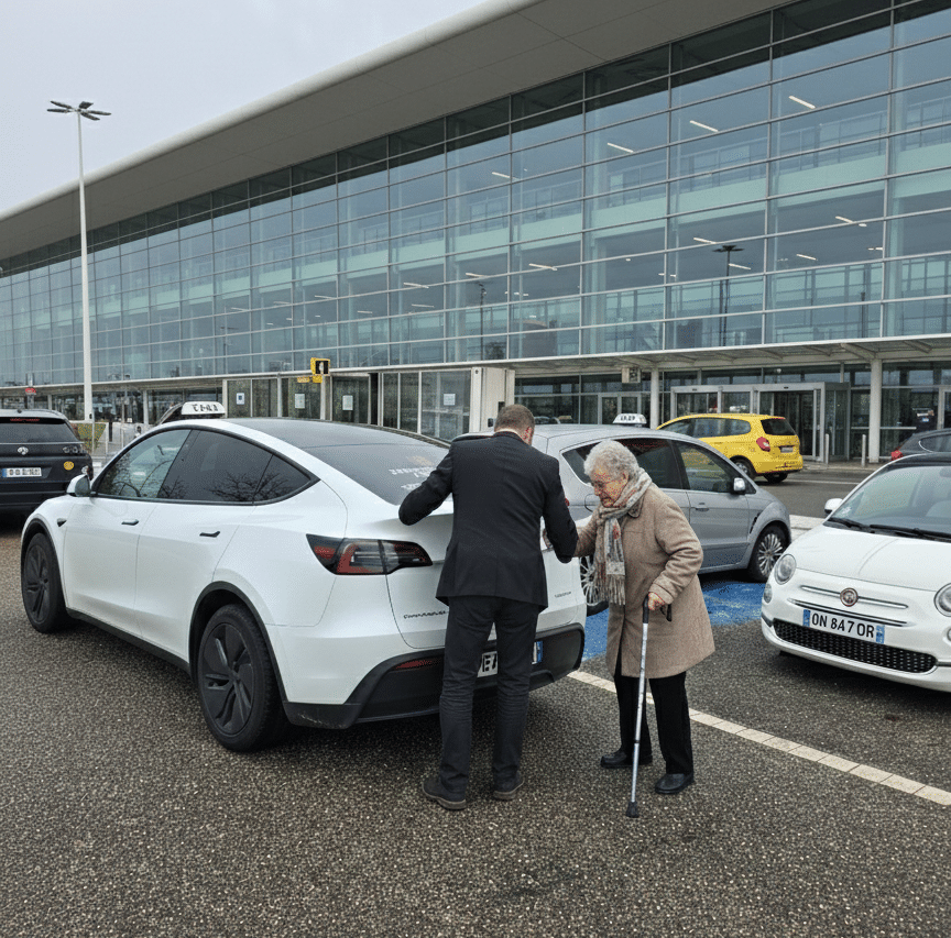 Cédric Larrivet, chauffeur de taxi médical conventionné par la CPAM de la Gironde, aidant une personne ayant fait appel à ses services de taxi sanitaire.
